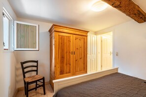 2 slaapkamers, een strijkplank/strijkijzer, gratis wifi, beddengoed