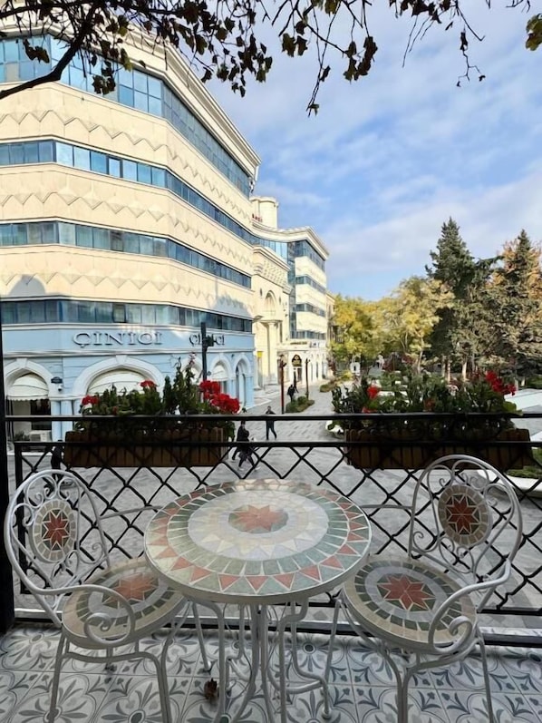 Luxury Double Room, 1 King Bed, Smoking, Park View | Balcony