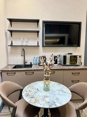 In-room safe, individually decorated, desk, laptop workspace - Nizami Central Park Hotel (Baku)