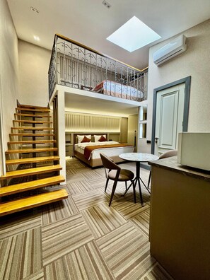 Signature Quadruple Room | In-room safe, individually decorated, desk, laptop workspace - Nizami Central Park Hotel (Baku)