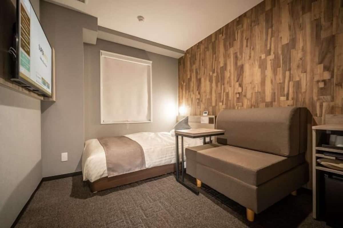 Soundproofing, free WiFi, bed sheets