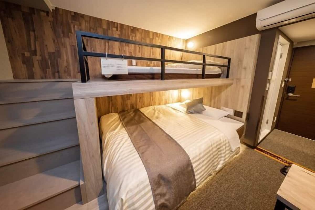 Soundproofing, free WiFi, bed sheets