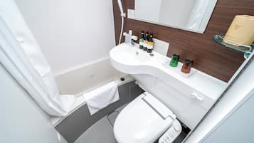 Combined shower/bathtub, towels