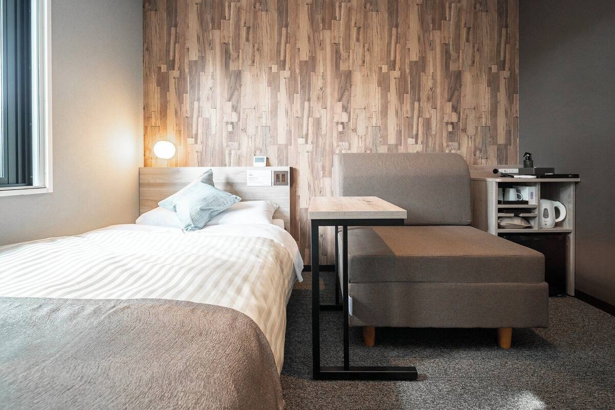 Habitació doble per a ús individual (with Sofa) | Habitacions insonoritzades, wifi gratuïta i roba de llit 