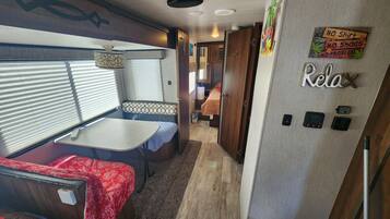 Cabaña Premium | Área de sala de estar | Monitor de computadora