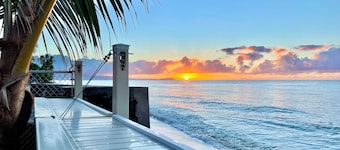 Ocean front 1-bedroom house, good location with AC, WiFi