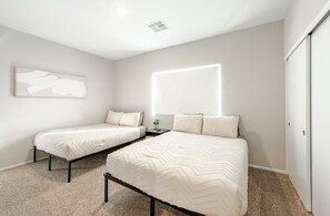 3 slaapkamers, een strijkplank/strijkijzer, wifi, beddengoed