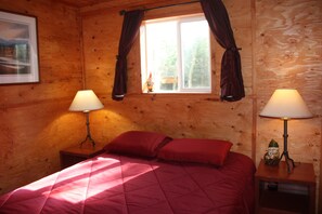 2 bedrooms, iron/ironing board, travel cot, WiFi - Private Cabin Near Denali National Park
 (Healy)