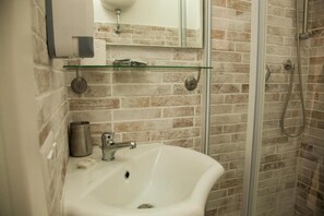 Shower, hair dryer, bidet, towels - Deluxe Vatican (Rome)