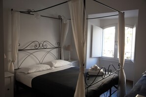 Deluxe Triple Room | Desk, free WiFi