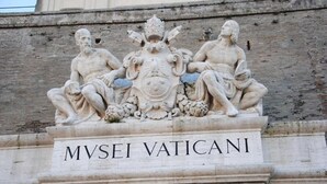 Ein steinernes Reliefbild mit der Inschrift "MVSEI VATICANI" auf einem Sockel.