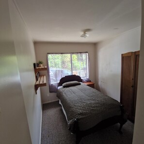 4 bedrooms, desk, free WiFi, bed sheets