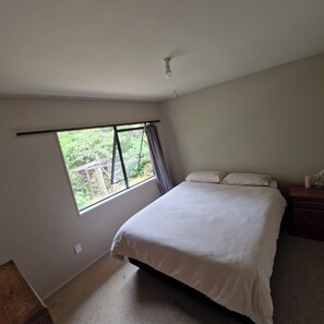 4 bedrooms, desk, free WiFi, bed sheets