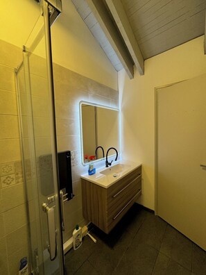 Serviettes fournies, savon, papier toilette