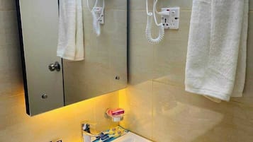 Deluxe kamer, uitzicht op de stad | Badkamer | Gratis toiletartikelen, handdoeken, zeep, shampoo