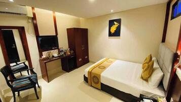 Deluxe kamer, uitzicht op de stad | Een kluis op de kamer, een bureau, gratis wifi