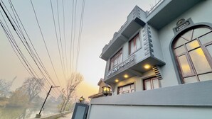 A building with a sign reading "Jafson Accommodates." - Hotel Jafson Accommodates (Srinagar)