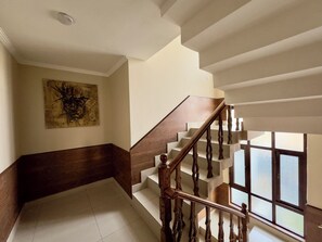 32-inch Smart TV with satellite channels, pay movies, printers - Hotel Jafson Accommodates (Srinagar)