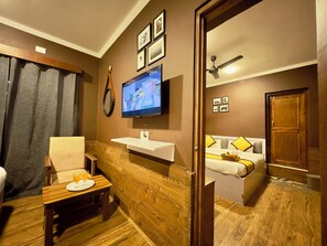 Hypo-allergenic bedding, down comforters, pillowtop beds, in-room safe - Hotel Jafson Accommodates (Srinagar)