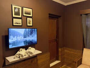 Hypo-allergenic bedding, down comforters, pillowtop beds, in-room safe - Hotel Jafson Accommodates (Srinagar)