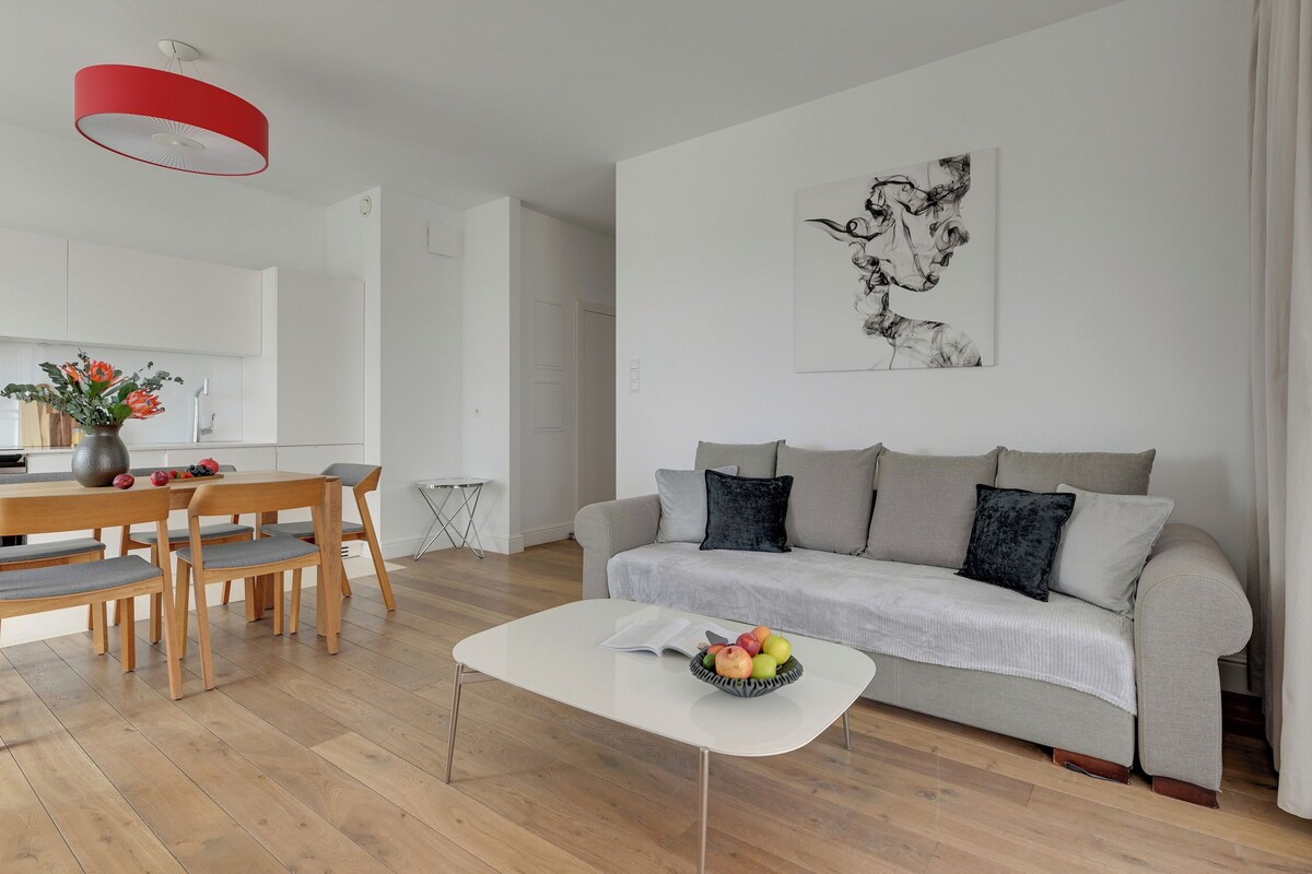 Apartamento superior, 2 quartos, sacada | Área de estar | TV de tela plana 55 polegadas com canais a cabo