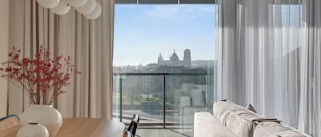 Grand Apartment | 2 bedrooms, hypo-allergenic bedding, individually decorated