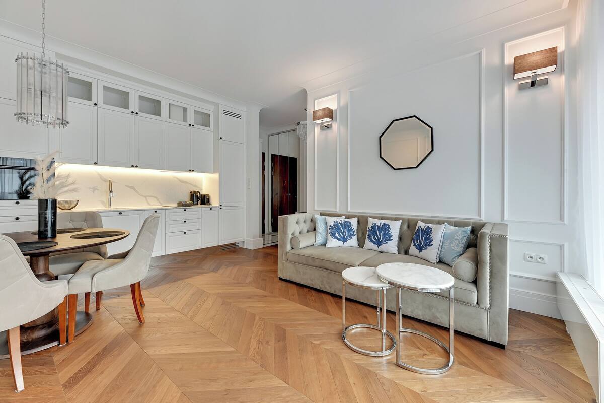 Una sala de estar moderna con sofá, mesa de centro y comedor.