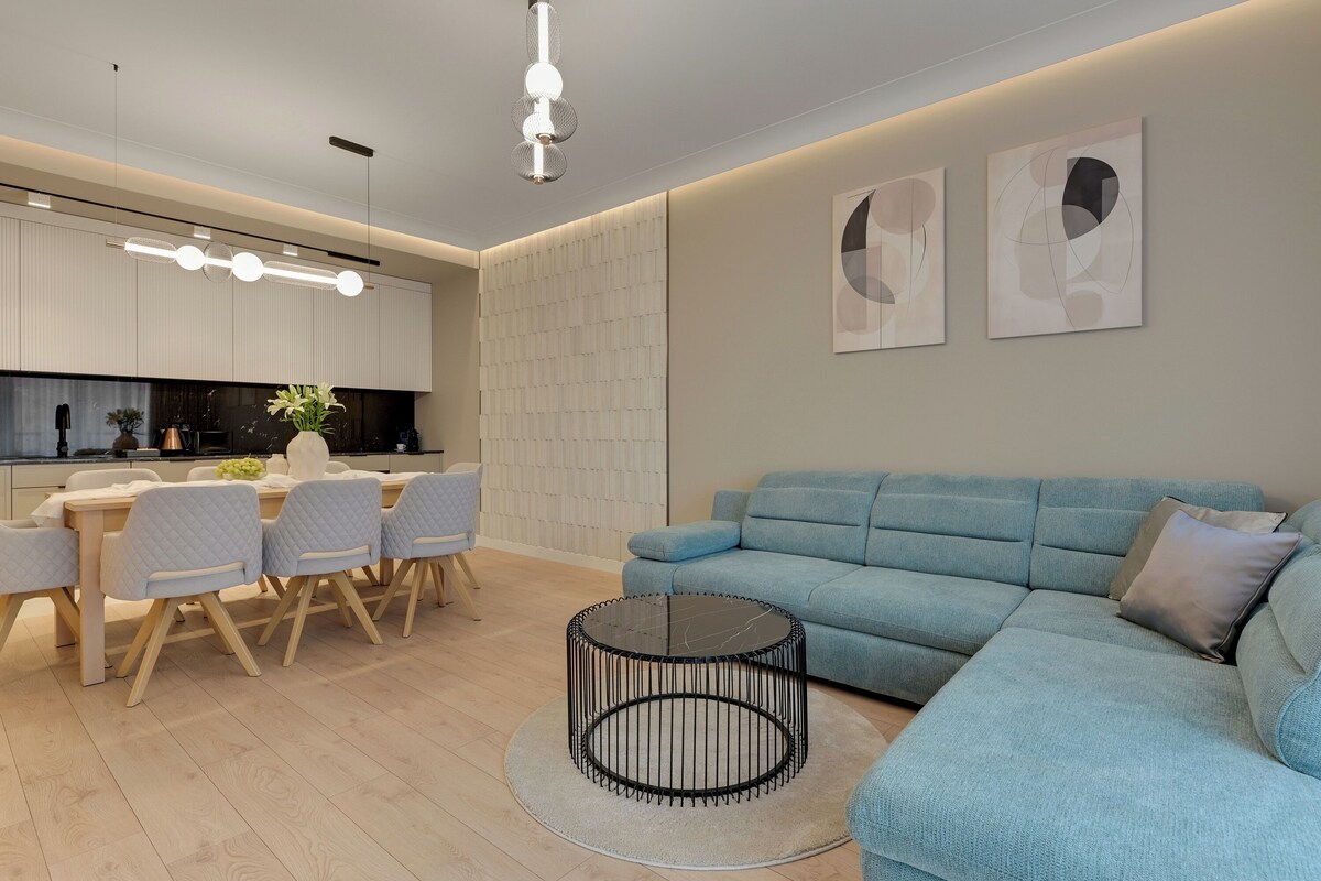Apartamento superior, 2 quartos, 2 banheiros | Área de estar | TV de tela plana 55 polegadas com canais a cabo