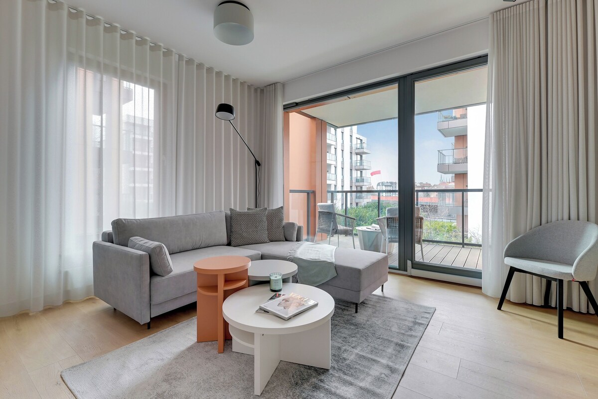 Apartamento superior, 2 quartos, sacada | Área de estar | TV de tela plana 55 polegadas com canais a cabo