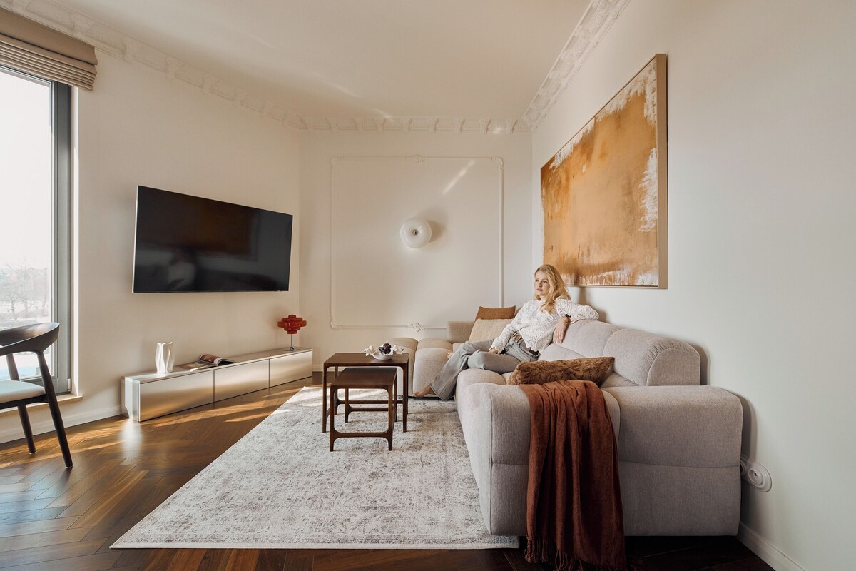 Apartamento luxo, 2 quartos, sacada | Área de estar | TV de tela plana 55 polegadas com canais a cabo