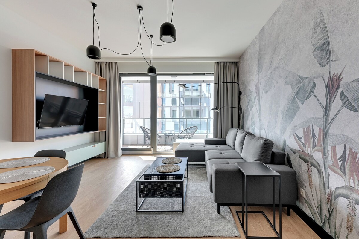 Apartamento superior, 1 quarto, sacada | Área de estar | TV de tela plana 55 polegadas com canais a cabo