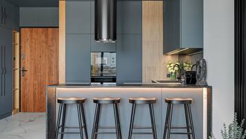 Departamento clásico | Cocineta privada | Refrigerador, cafetera y tetera, tetera eléctrica y periquera