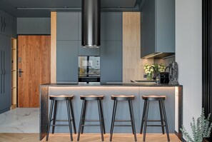 Klassiek appartement | Privékitchenette | Een koelkast, een koffiezetapparaat/waterkoker, een waterkoker