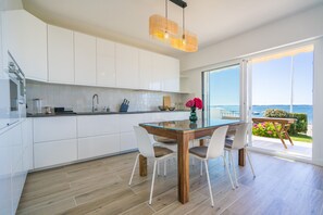Fridge, microwave, oven, dishwasher - Villa d'exception sur la Plage,pieds dans le sable (Arcachon)