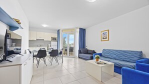 Un appartement moderne comprenant une cuisine, un coin repas et un salon.