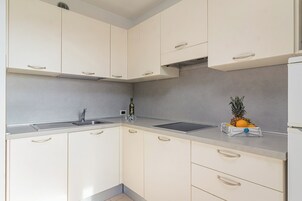 Refrigerador, microondas, placa de cocina, cafetera/tetera