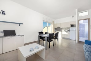 Condo superior, 2 habitaciones, balcón | Área de sala de estar | Smart TV de 32 pulgadas con canales por cable 