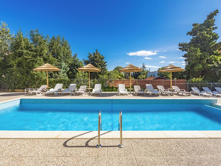 Una piscina al aire libre de temporada (de 08:00 a 20:00), sombrillas