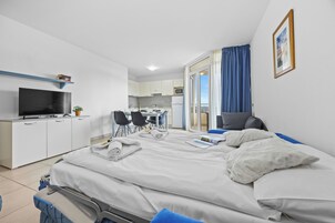 Lägenhet - 2 sovrum - balkong | Vardagsrum | 32-tums smart-tv med kabelkanaler