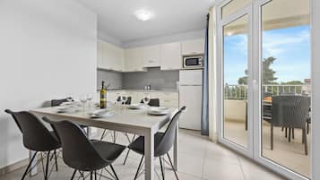 Condo, 2 Bedrooms, Balcony | Dining room