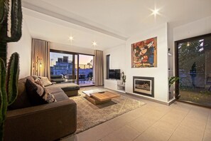 Smart TV, fireplace