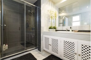 Douche, sèche-cheveux, serviettes fournies