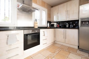 Kylskåp, mikrovågsugn, ugn och spishäll