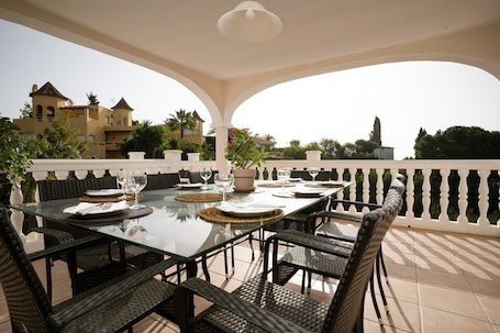 Outdoor dining. Villa in Marbella with Private Pool and Beach