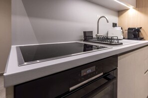 Refrigerador, horno, placa de cocina, cafetera/tetera