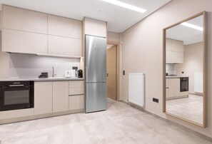 Kühlschrank, Ofen, Herdplatte, Wasserkocher mit Kaffee-/Teezubehör