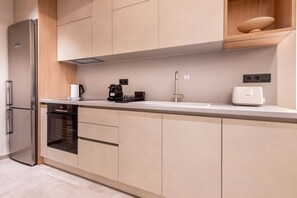 冷蔵庫、オーブン、コンロ、食器洗い機