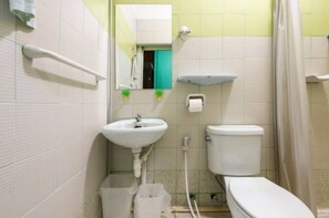 Douche, serviettes fournies, papier toilette