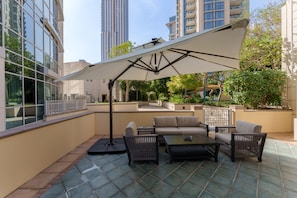 3 bedrooms - Exclusive Duplex Villa w Panoramic Terrace Overlooking Burj Khalifa (Dubai)
