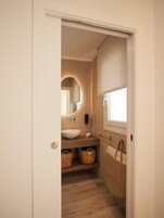 Habitación doble | Caja fuerte, sistema de insonorización, wifi gratis